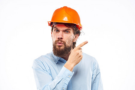 機(jī)器人穿著建筑工人的硬帽 專業(yè)承包的未來先鋒